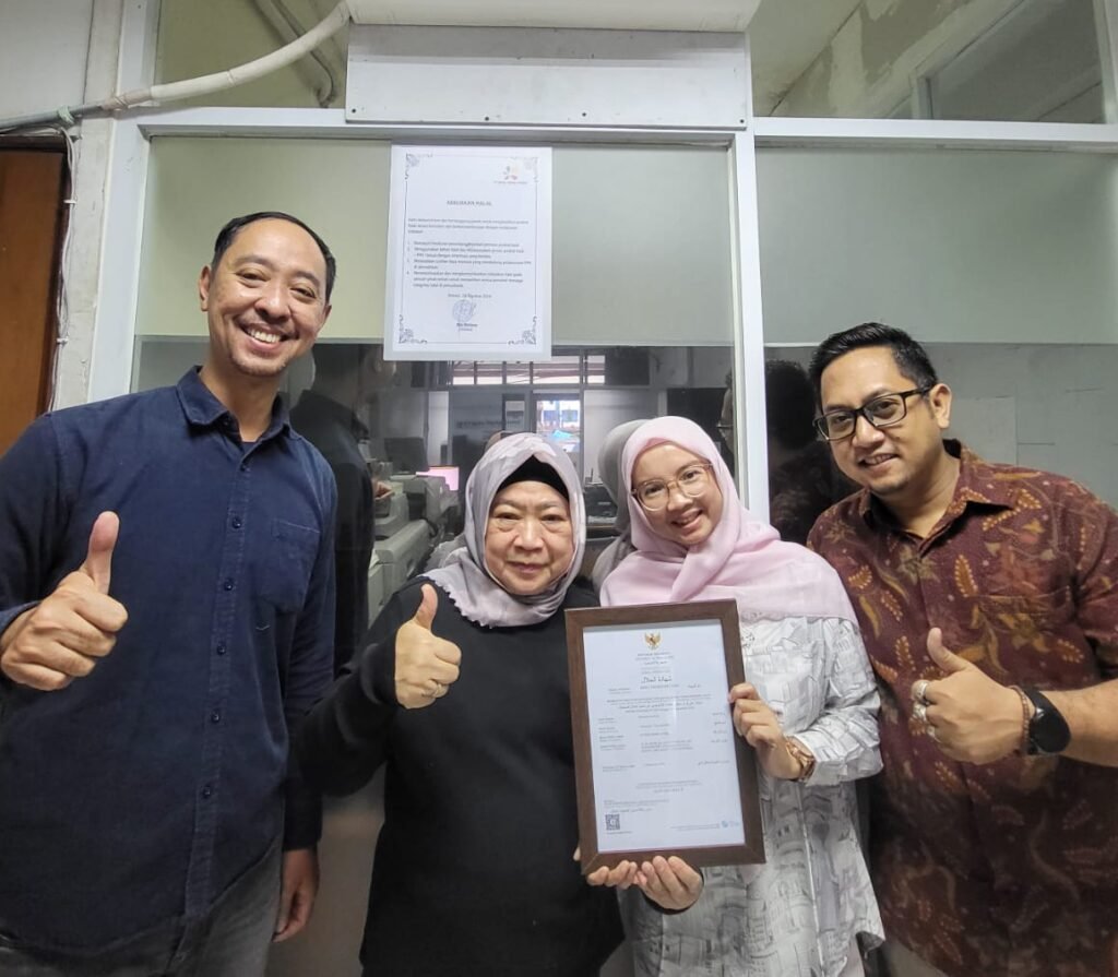 Tim Reza Prima Utama berfoto bersama Mirza F, Owner dari MIFA Solusi Kreatif setelah mendapatkan sertifikat halal